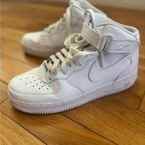 Nike White Leather High-Tops Like new Nike Air Force e 1 Mid Triple White